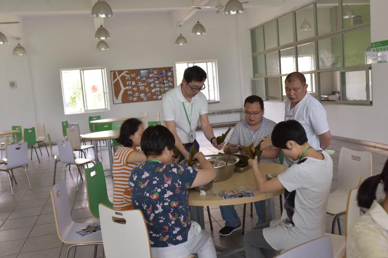 尊龙凯时生物开展“端午佳节，欢乐包棕子”活动2